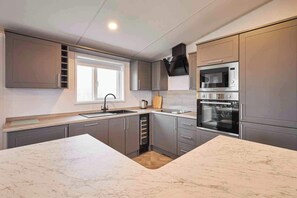 Een koelkast, een microgolfoven, een oven, een kookplaat