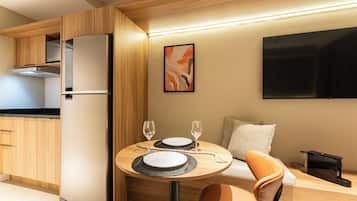 Frigorífico, microondas, placa de cocina y utensilios de cocina
