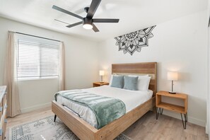 3 habitaciones, tabla de planchar con plancha, wifi y ropa de cama 