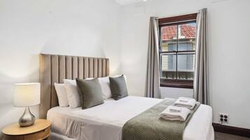 4 bedrooms, iron/ironing board, WiFi, bed sheets