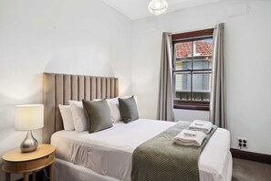 4 habitaciones, tabla de planchar con plancha, wifi y ropa de cama 