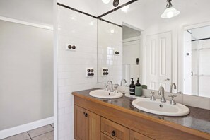 Shower, hair dryer, shampoo - The Cali on Edward - Open & Airy Ambiance (Orange)