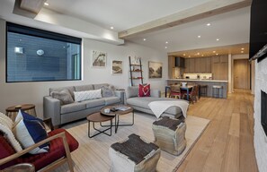 Smart TV, fireplace - Downtown Jackson Condo + Hot Tub, Balcony, Grill, Mountain Views (Jackson)
