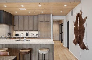 Kylskåp, mikrovågsugn, ugn och spishäll