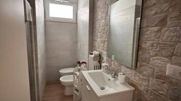 Asciugacapelli, asciugamani, sapone, carta igienica