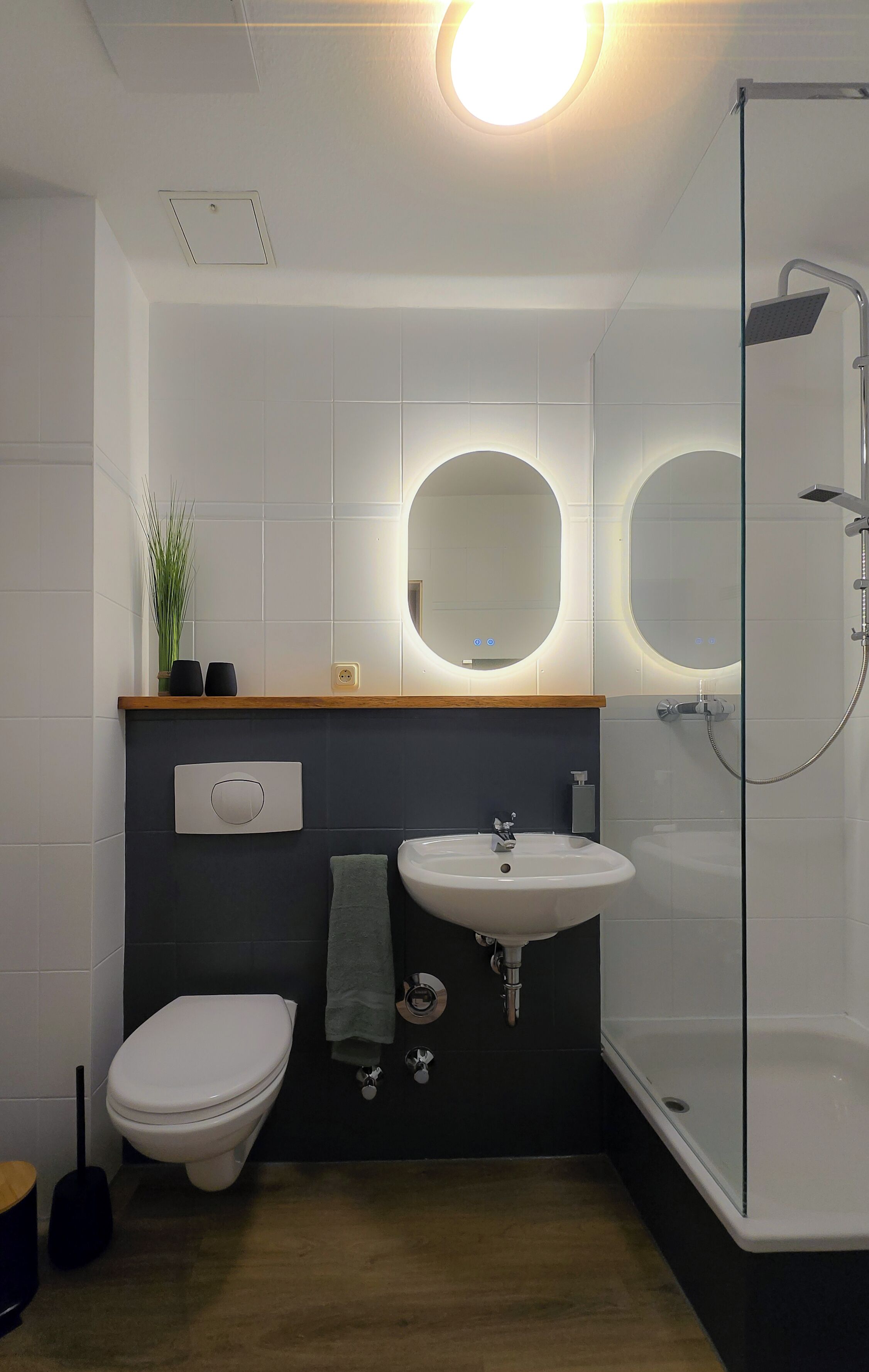 Douche, sèche-cheveux, serviettes fournies, savon