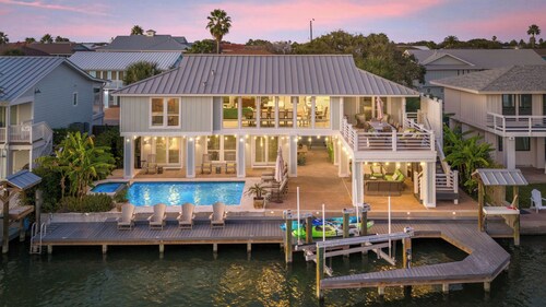 Heated Pool, Hot Tub, Kayaks, Fishing, 5BR Waterfront Home in Key Allegro