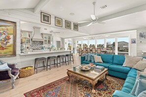 Una Smart TV, libros, un reproductor estéreo