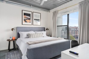 2 Schlafzimmer, Schreibtisch, Bügeleisen/Bügelbrett, Reisekinderbett