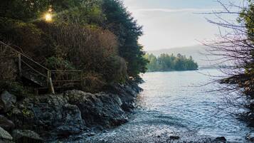 Privatstrand, schwarzer Sandstrand