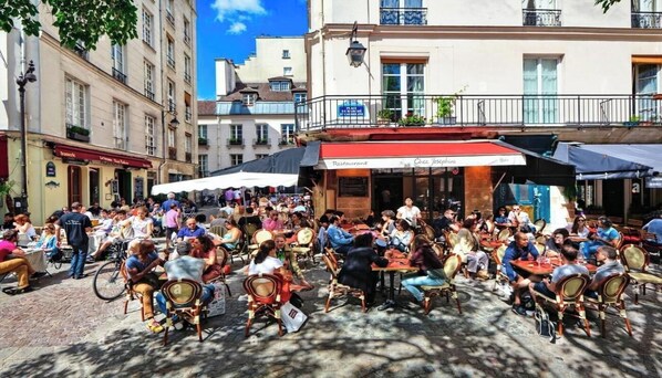 تناول الطعام بالخارج