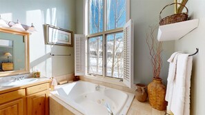 Shower, jetted bath, hair dryer, towels - Mountain View Villa - Mt Crested Butte (Crested Butte)