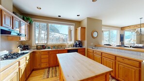 Fridge, microwave, oven, stovetop - Mountain View Villa - Mt Crested Butte (Crested Butte)