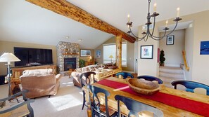 Smart TV, fireplace