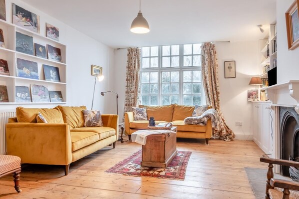 TV, fireplace