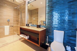 Regadera, secadora de cabello, toallas, jabón