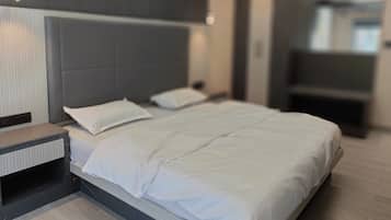 Luxury Suite, 1 King Bed with Sofa bed, Private Bathroom, Mountain View | Desk, laptop workspace, soundproofing, free WiFi