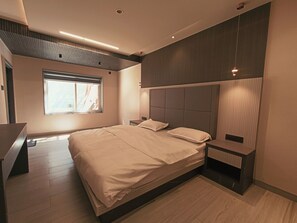 Luxury-Suite, 1 King-Bett und Schlafsofa, eigenes Bad, Bergblick | Schreibtisch, laptopgeeigneter Arbeitsplatz, schallisolierte Zimmer