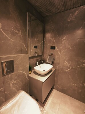 Luxury Suite, 1 King Bed with Sofa bed, Private Bathroom, Mountain View | Bathroom | Shower, hair dryer, slippers, towels - Villa Euphoria (Ootacamund)