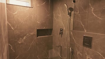 Luxury-Suite, 1 King-Bett und Schlafsofa, eigenes Bad, Bergblick | Badezimmer | Dusche, Haartrockner, Hausschuhe, Handtücher