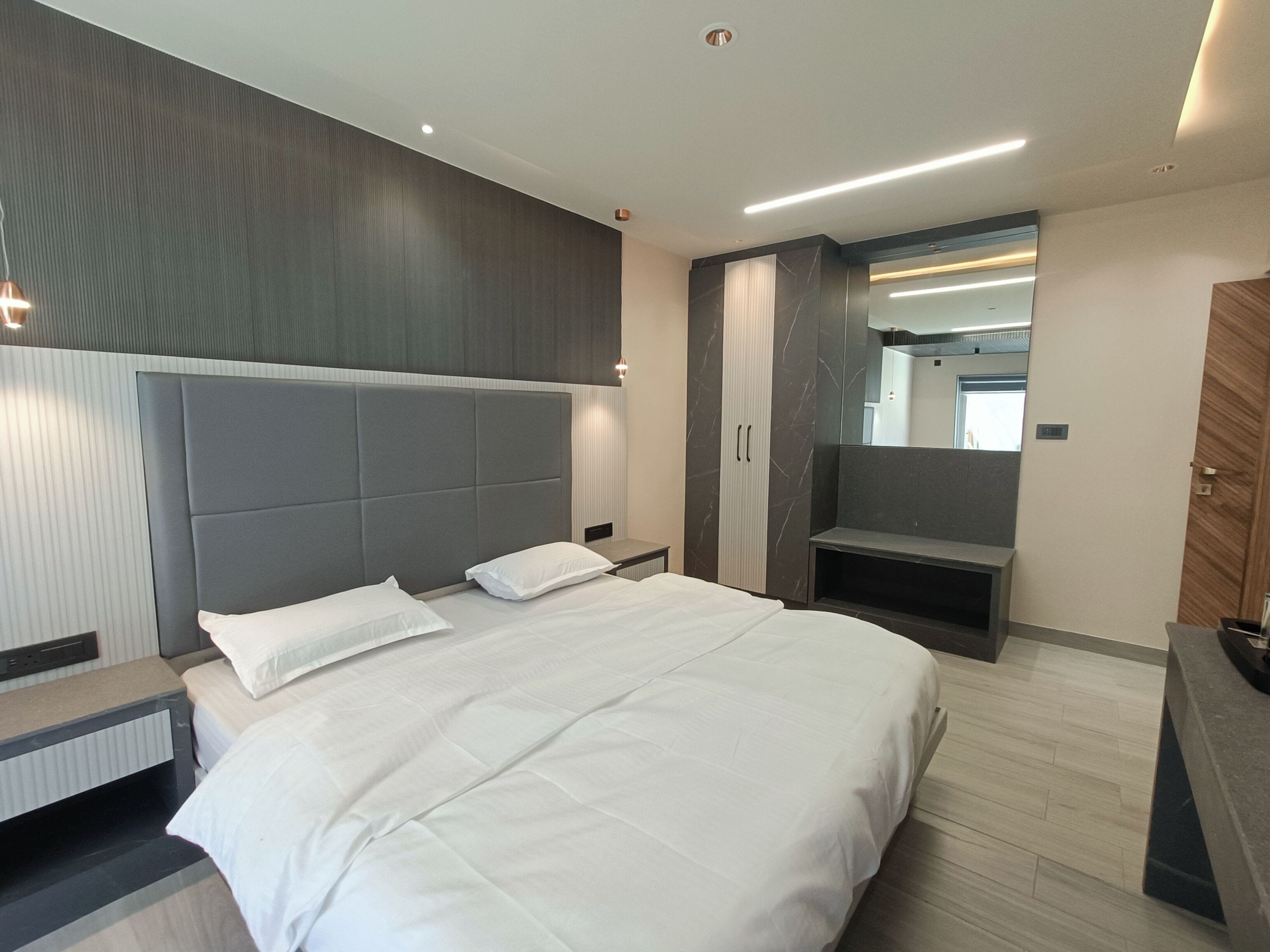 Luxury Suite, 1 King Bed with Sofa bed, Private Bathroom, Mountain View | Desk, laptop workspace, soundproofing, free WiFi