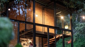 A modern, multi-level wooden cabin with glass walls, surrounded by lush greenery. - Chale de Vidro nas montanhas (Itamonte)
