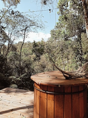 Deep-soaking bathtub