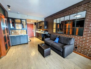 Interior - Luxury Studio with hot tub & quick walk to slopes (Keystone)