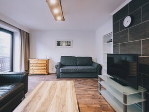 Comfort Condo, Balcony, Mountain View | Living area