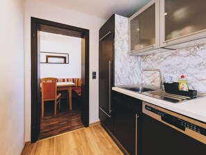 Comfort Condo, Balcony, Mountain View | Private kitchen
