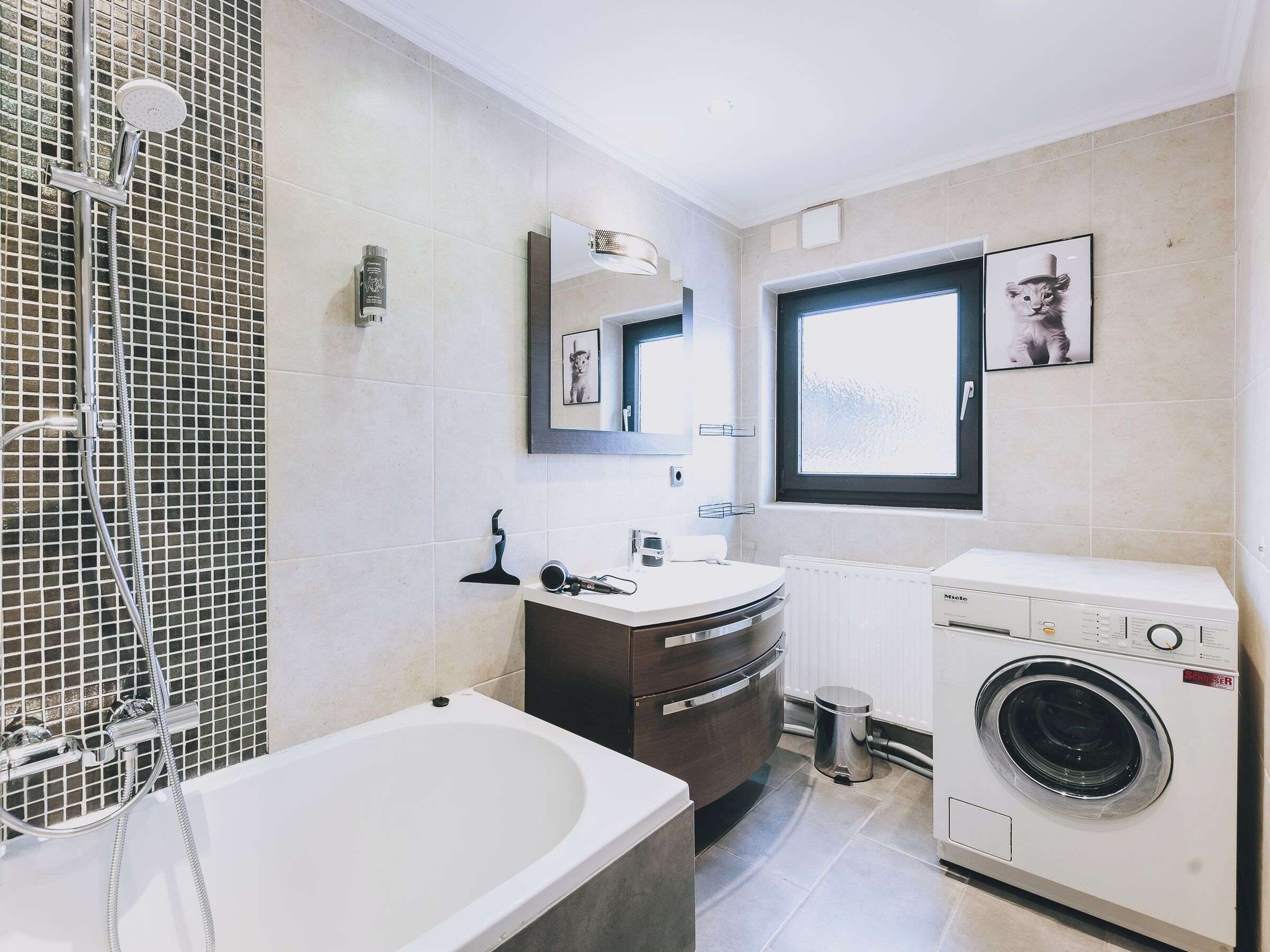 Appart'hôtel Confort, balcon, vue montagne | Salle de bain | Sèche-cheveux, serviettes fournies, savon, shampoing