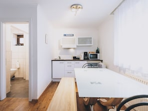 Perushuoneisto, vuoristonäköala | Yksityinen keittiö | Liesi, vedenkeitin, syöttötuoli, keittoastiat/astiat/ruokailuvälineet