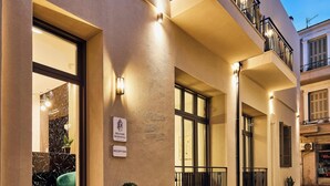 Bagian depan properti - sore/malam