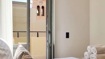 Apartment, Poolblick | 1 Schlafzimmer, Zimmersafe, schallisolierte Zimmer