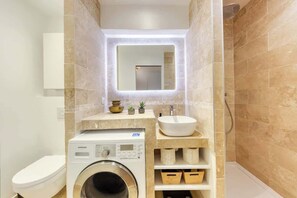 Douche, séchoir à cheveux, serviettes fournies