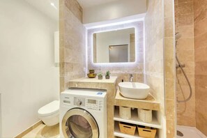 Douche, séchoir à cheveux, serviettes fournies