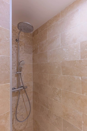 Shower, hair dryer, towels