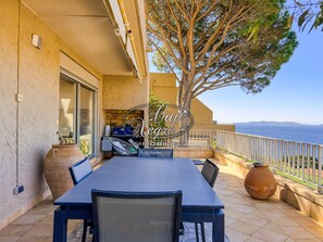 Outdoor dining - Modern, air-conditioned apartment with sea view near La Fossette Beach (Le Lavandou)