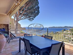 Outdoor dining - Modern, air-conditioned apartment with sea view near La Fossette Beach (Le Lavandou)