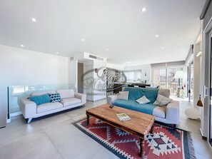 TV - Modern, air-conditioned apartment with sea view near La Fossette Beach (Le Lavandou)