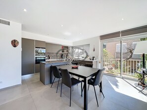 Dining - Modern, air-conditioned apartment with sea view near La Fossette Beach (Le Lavandou)