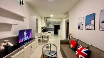 Apartamento Deluxe, 2 habitaciones, vistas a la ciudad | Colchones viscoelásticos y escritorio