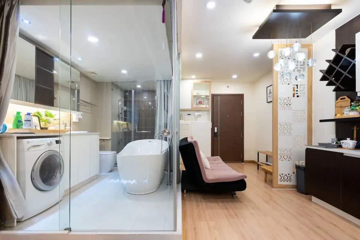Deluxe appartement, 1 slaapkamer, uitzicht op stad | Badkamer | Een douche, een regendouche, gratis toiletartikelen, een haardroger