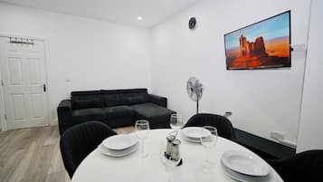 Basic Apartment, 1 Double Bed with Sofa bed, Non Smoking, Kitchen | In-room dining