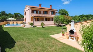 A two-story house with a swimming pool and a brick oven in the backyard. - Villa dido Nini (Žminj)