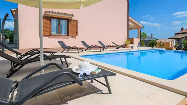 A swimming pool area with lounge chairs and umbrellas. - Villa dido Nini (Žminj)