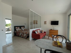 Iron/ironing board, WiFi, bed sheets