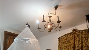 2 عدّة غرف نوم ومكواة/لوح كي وواي فاي وملاءات أسرّة