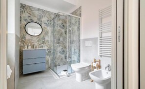 Haartrockner, Bidet, Handtücher, Seife