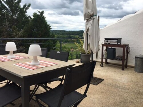 Maison de village  style périgourdin, vue sur la vallée terrasse, jardin d'hiver